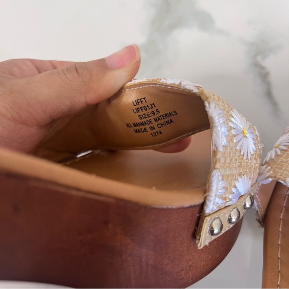 Madden Girl Heeled Sandals Strappy Chunky Retro Sunflower Faux Wood Platform - Picture 4 of 4